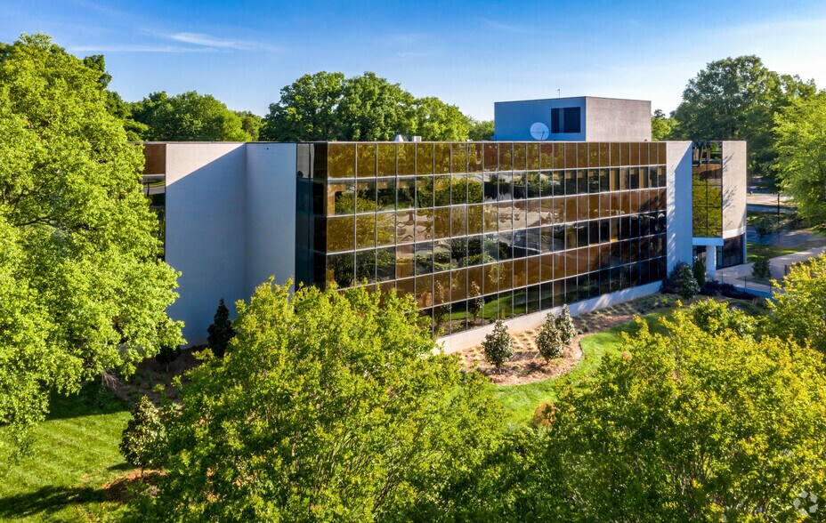5600 77 Center Dr, Charlotte, NC à louer - Photo du bâtiment - Image 2 de 15