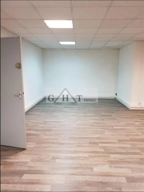 Office in Neuilly-sur-Marne for lease Interior Photo- Image 1 of 3