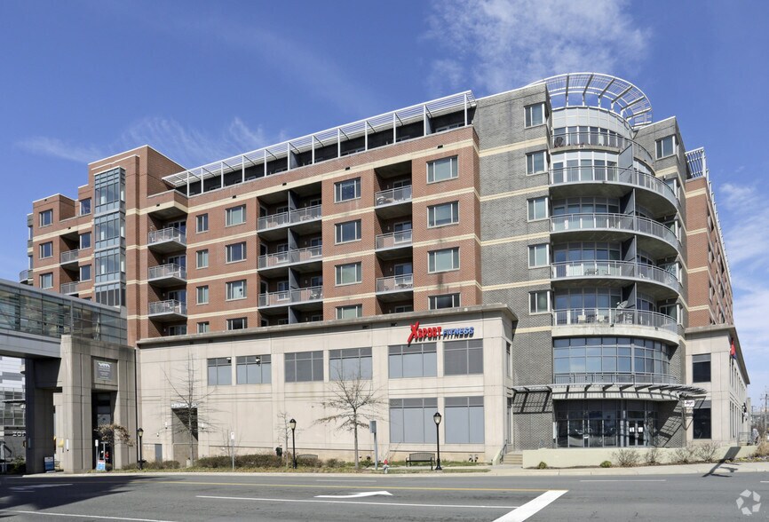 8191 Strawberry Ln, Falls Church, VA à louer - Photo du bâtiment - Image 2 de 7