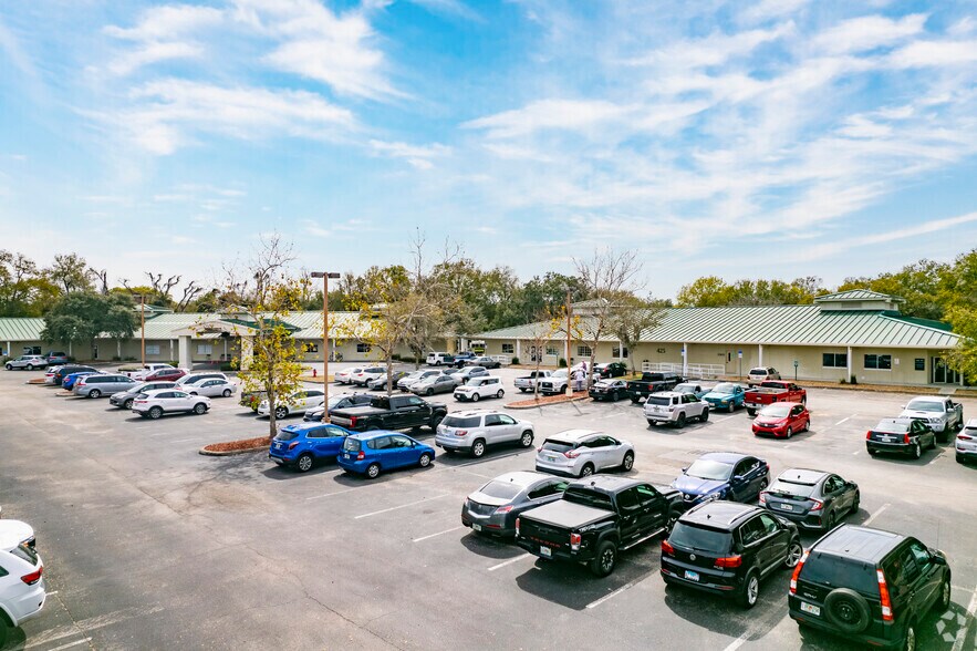 425-427 S Parsons Ave, Brandon, FL for lease - Building Photo - Image 3 of 10