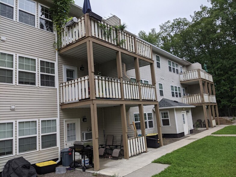 39 Village Cir, Ithaca, NY à vendre - Photo du bâtiment - Image 2 de 13