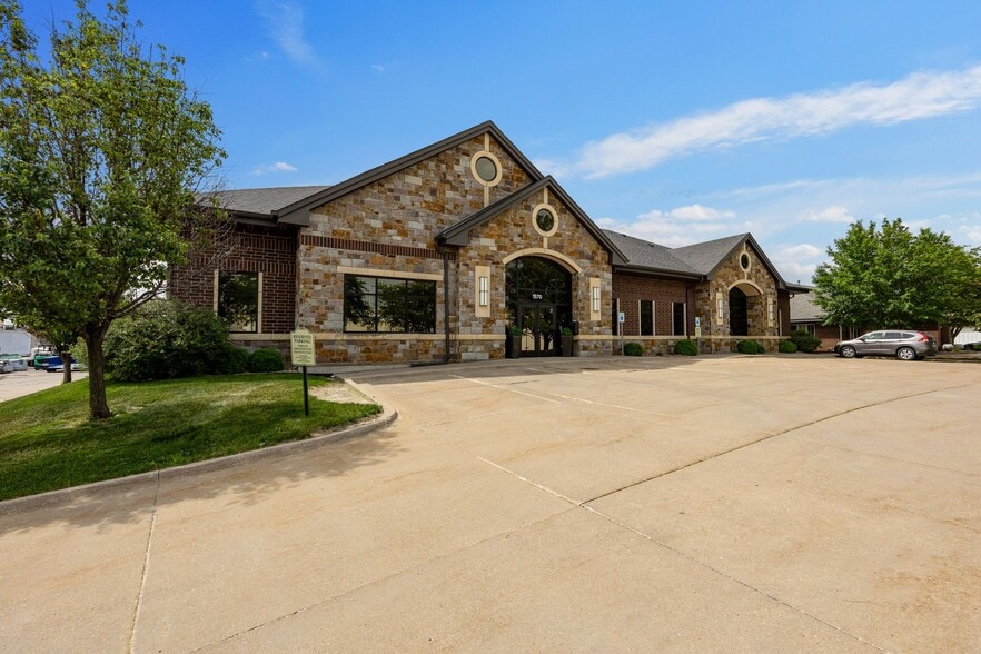 1570 Mall Dr, Iowa City, IA for lease - Primary Photo - Image 1 of 8