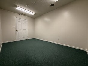 386 S Koke Mill Rd, Springfield, IL for lease Interior Photo- Image 2 of 2