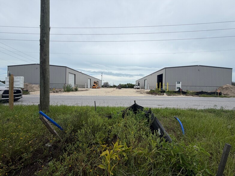 0 Roam Ave, New Port Richey, FL à louer - Photo du bâtiment - Image 2 de 4