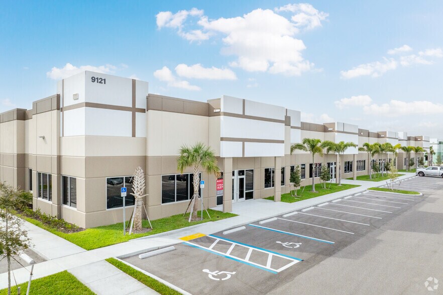 9121 Centerlinks Commerce Dr, Fort Myers, FL à louer - Photo du bâtiment - Image 2 de 10