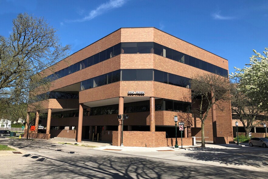 390 Park St, Birmingham, MI à louer - Photo du bâtiment - Image 1 de 12