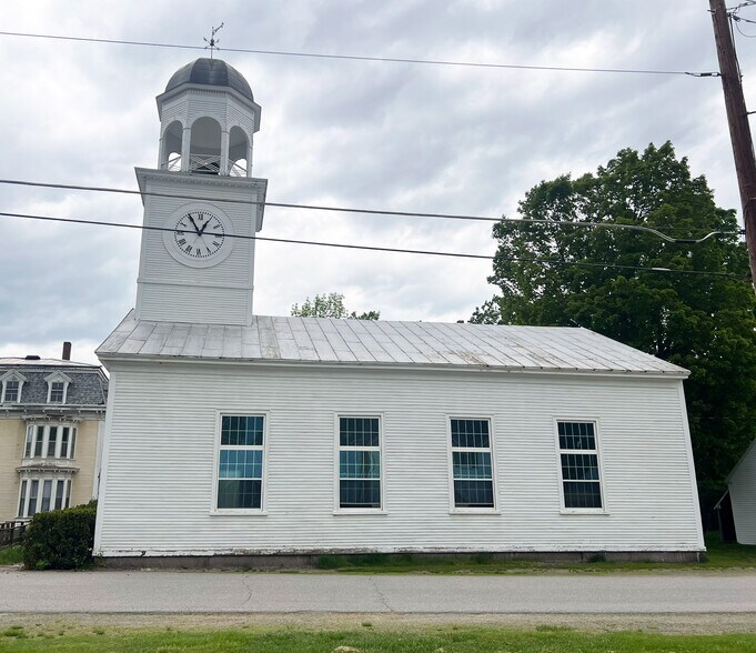 4 Sawyer st, Phillips, ME à vendre - Photo du bâtiment - Image 2 de 25