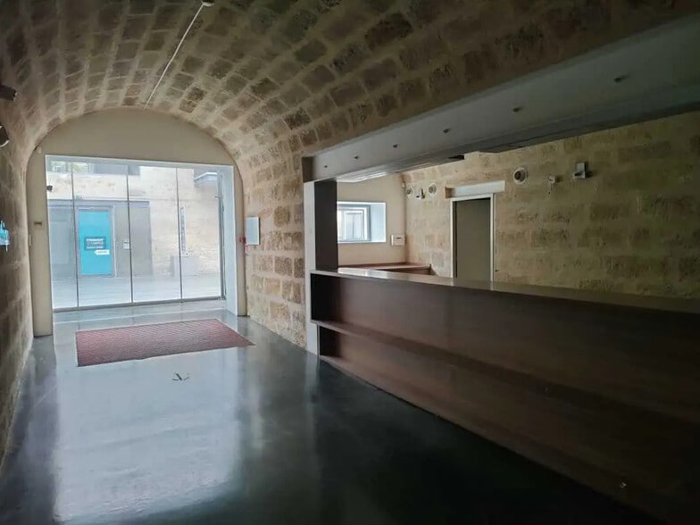 Office in Bordeaux for lease - Lobby - Image 2 of 13