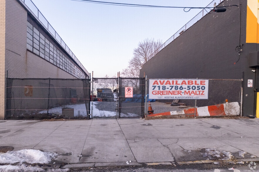 40-01 Skillman Ave, Long Island City, NY for lease - Building Photo - Image 1 of 2