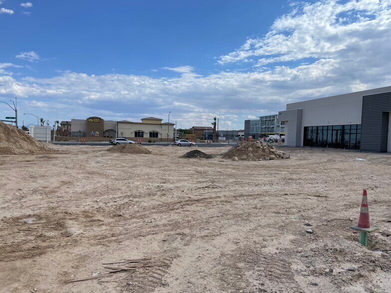 Ann Road & 5th Street, Las Vegas, NV à louer - Photo du bâtiment - Image 2 de 7