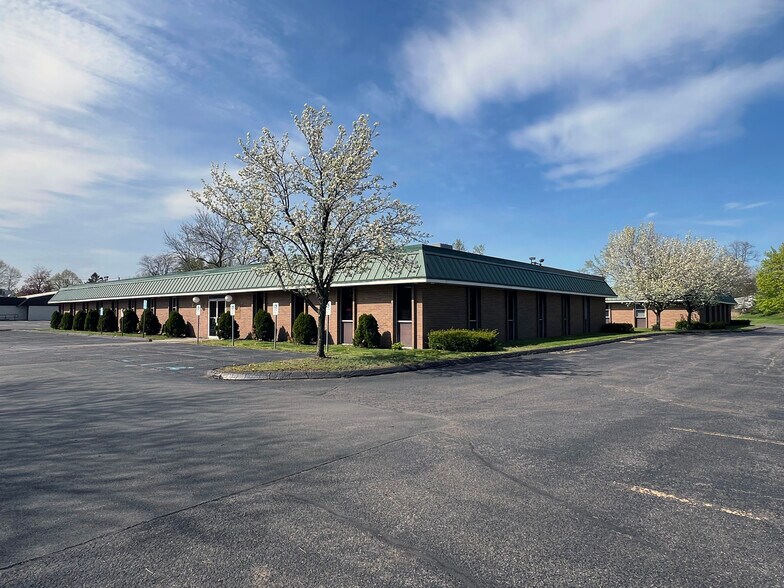 4 Avis Dr, Latham, NY à vendre - Photo du bâtiment - Image 3 de 7