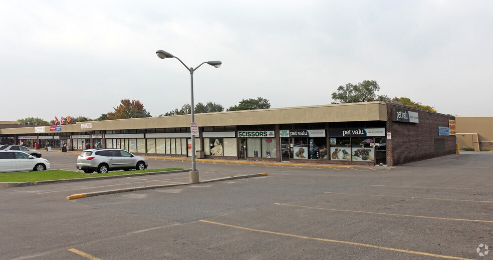 601 Dundas St W, Whitby, ON à louer - Photo du bâtiment - Image 2 de 6