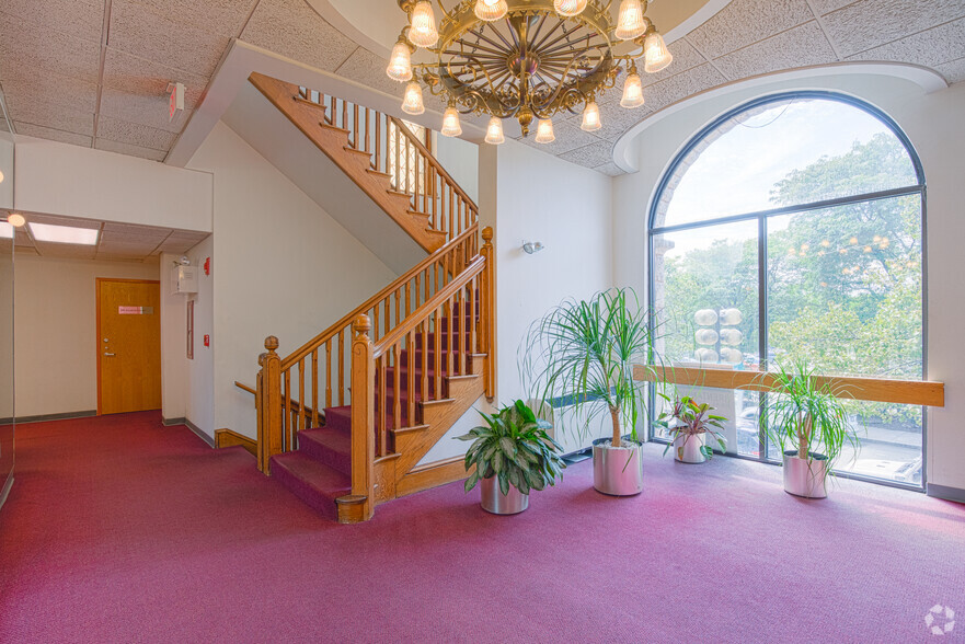 10 Langley Rd, Newton, MA for sale - Lobby - Image 3 of 47