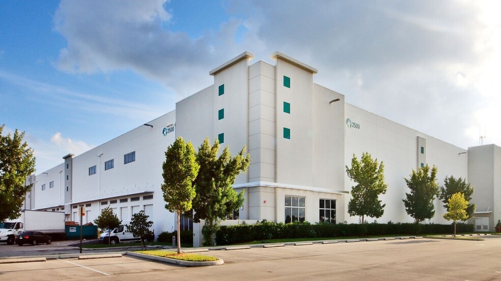 2500 Commerce Center Way, Pembroke Park, FL for lease - Building Photo - Image 1 of 2