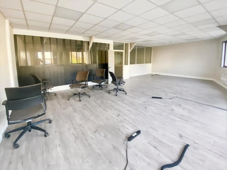 Office in Maisons-Alfort for lease - Building Photo - Image 2 of 5