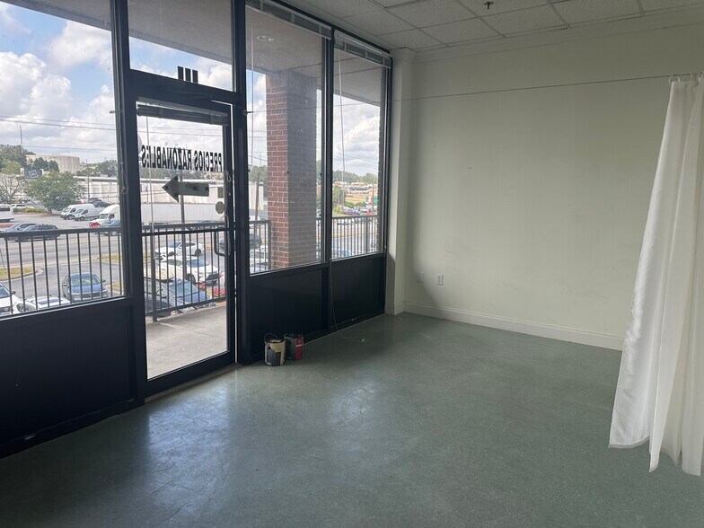 5677 Buford Hwy NE, Doraville, GA à louer - Photo du bâtiment - Image 3 de 8