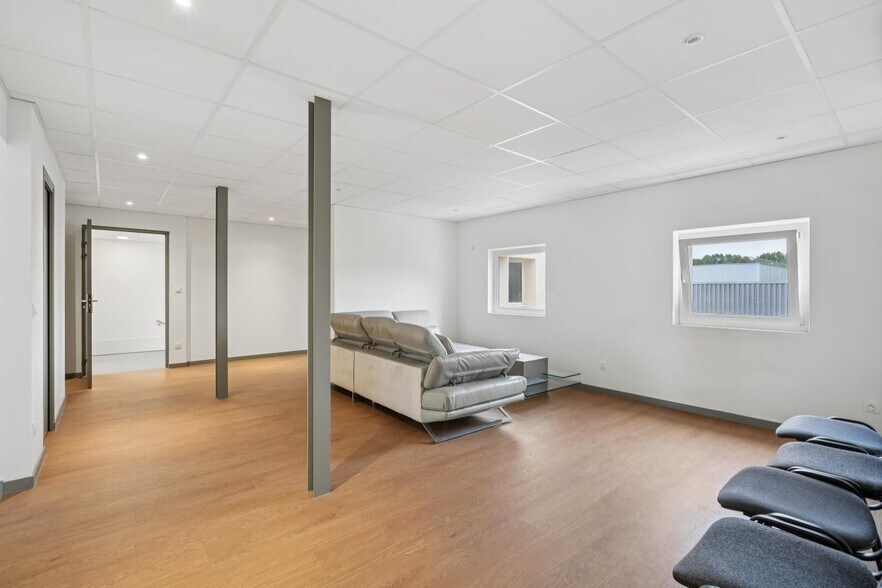 Local d'activités dans Grigny à vendre - Photo du bâtiment - Image 2 de 14
