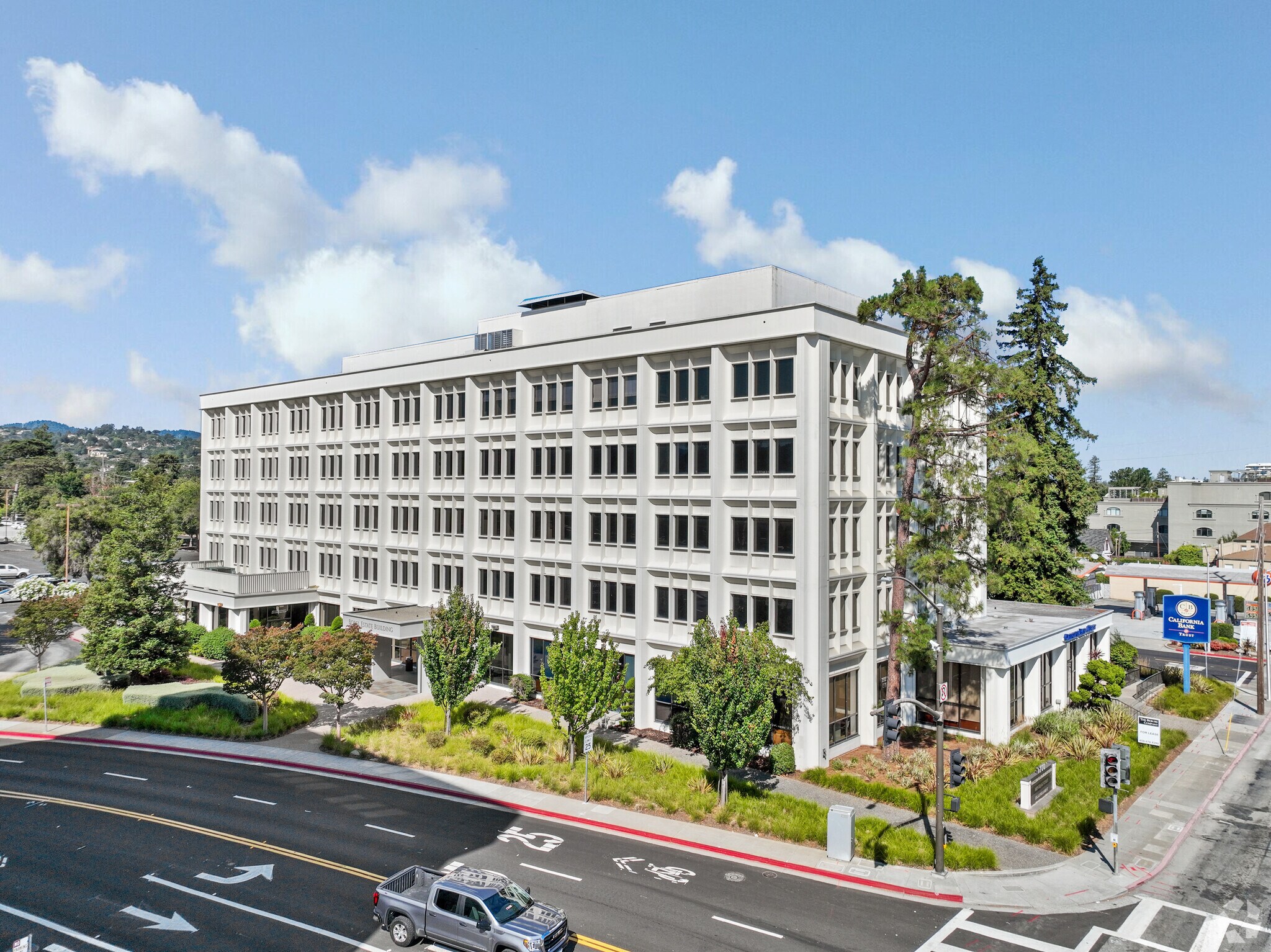 1700 S El Camino Real, San Mateo, CA à louer Photo du bâtiment- Image 1 de 12