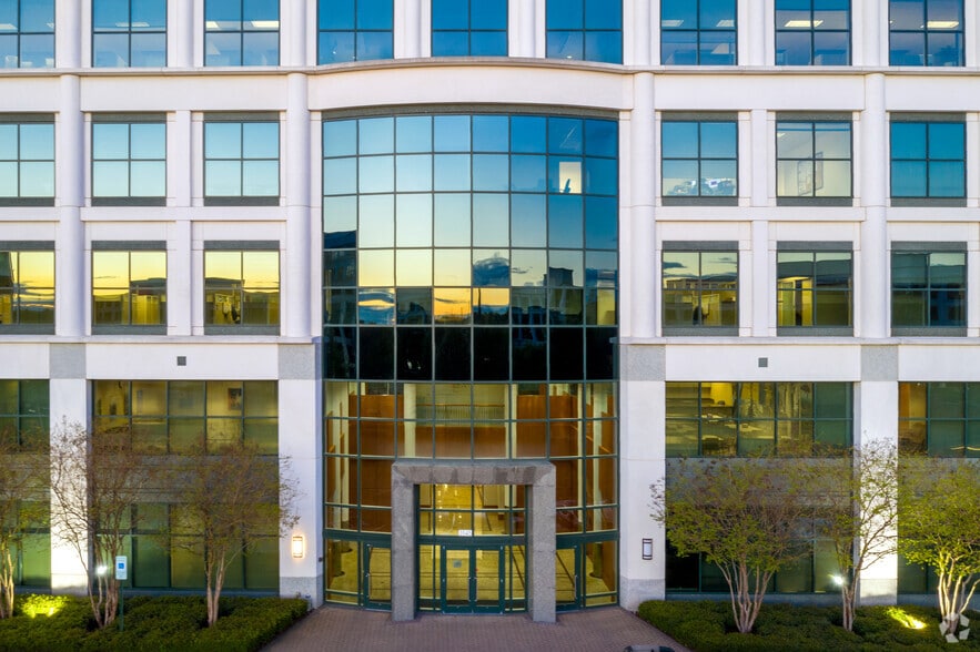 3545 Whitehall Park Dr, Charlotte, NC for lease - Building Photo - Image 3 of 19