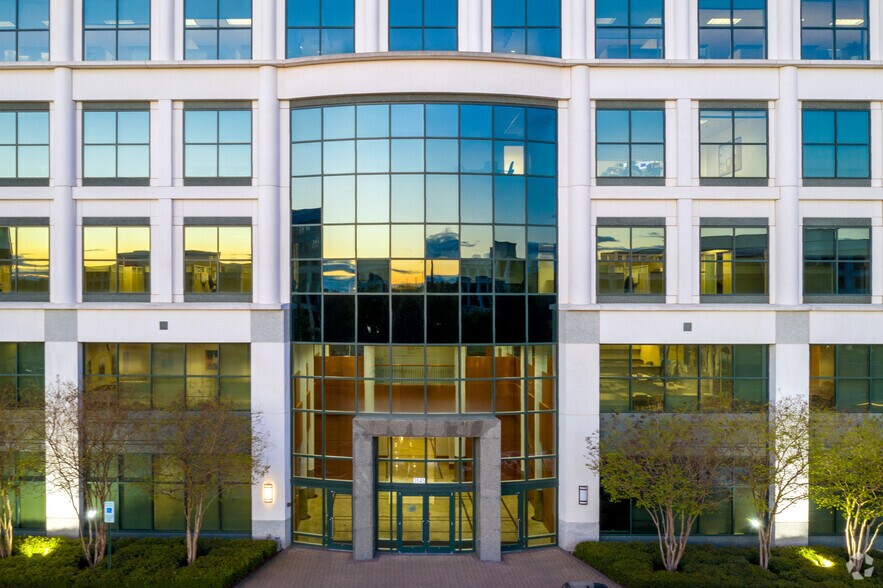 3545 Whitehall Park Dr, Charlotte, NC à louer - Photo du bâtiment - Image 3 de 20