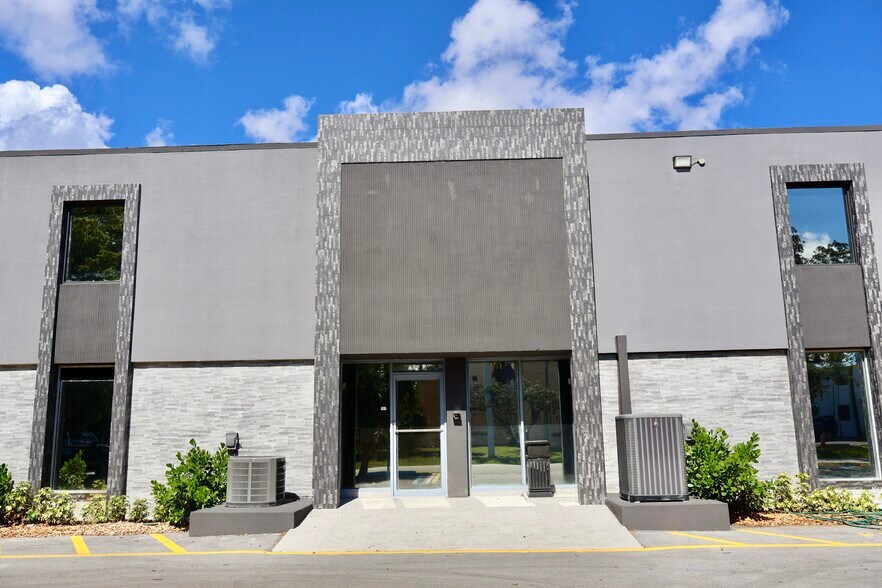 3001 SW 10th St, Pompano Beach, FL à louer - Photo du bâtiment - Image 3 de 34