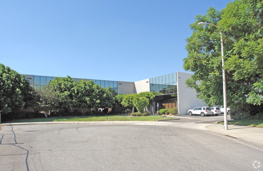 21301-21305 Itasca St, Chatsworth, CA for lease - Building Photo - Image 2 of 4