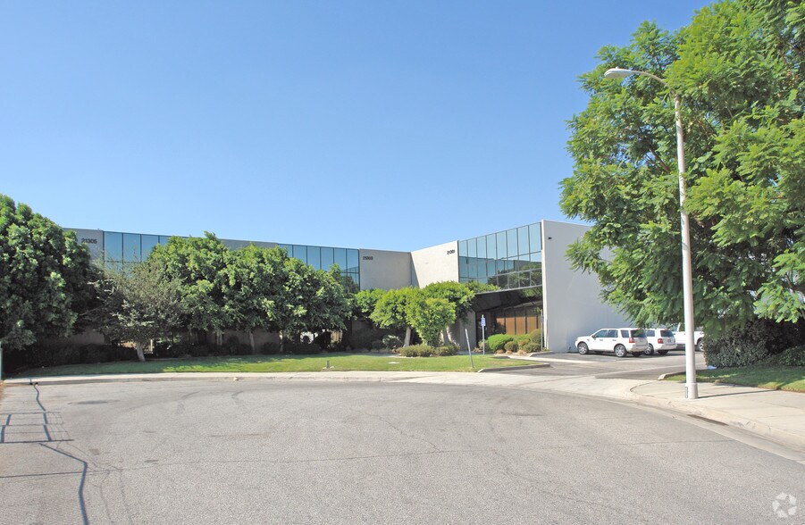 21301-21305 Itasca St, Chatsworth, CA à louer - Photo du bâtiment - Image 2 de 4