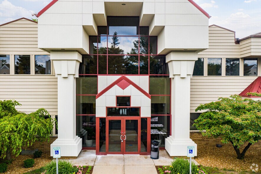 1 Point Pl, Madison, WI for sale - Building Photo - Image 3 of 6