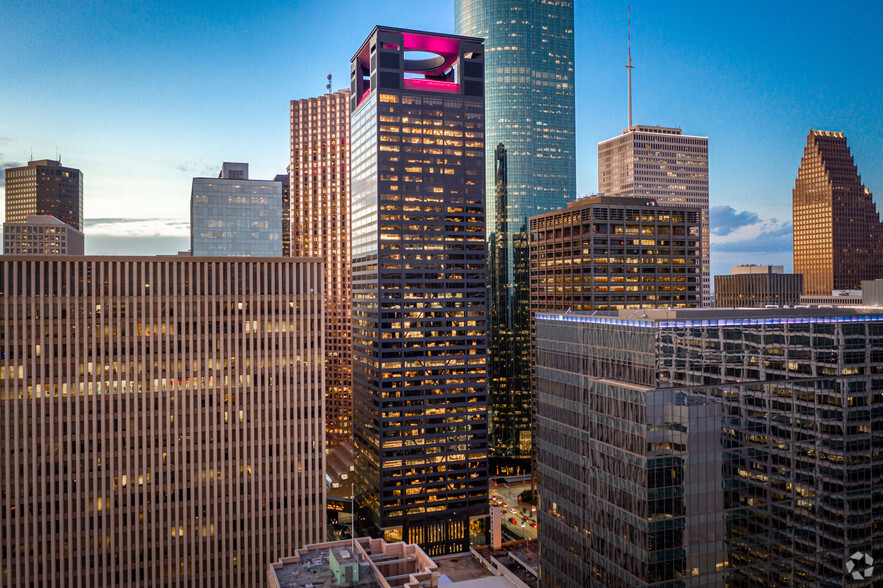 1111 Louisiana St, Houston, TX à louer - Photo du bâtiment - Image 1 de 12