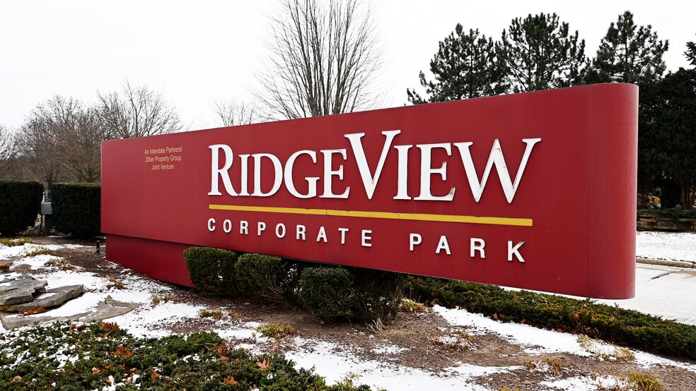 N16W23217 Stone Ridge Dr, Waukesha, WI for sale - ProVideo LoopNet - Image 2 of 25