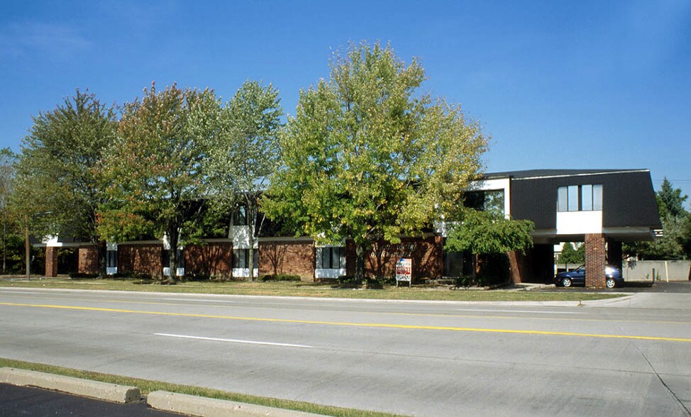 17200 W 10 Mile Rd, Southfield, MI à louer - Photo du bâtiment - Image 2 de 61