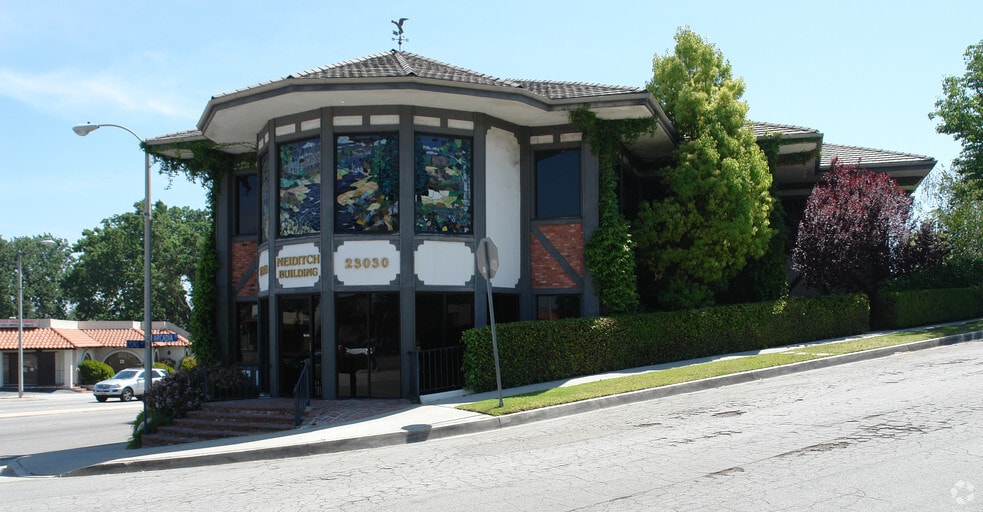 23030 Lyons Ave, Santa Clarita, CA à louer - Photo du bâtiment - Image 3 de 44