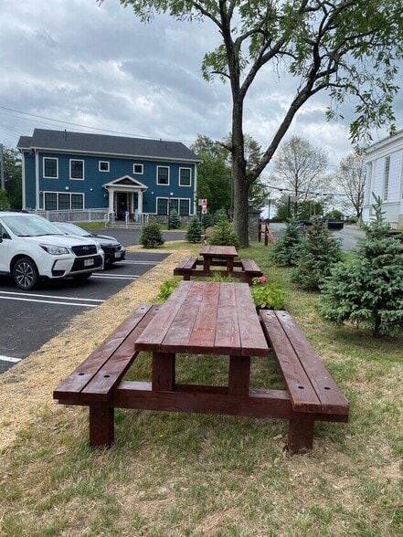 375 Blumel Rd portfolio of 2 properties for sale on LoopNet.ca - Building Photo - Image 3 of 9