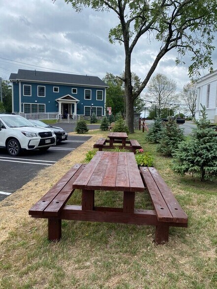 375 Blumel Rd portefeuille de 2 propriétés à vendre sur LoopNet.ca - Photo du bâtiment - Image 3 de 9