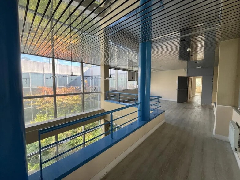 Office in Les Ulis for lease - Interior Photo - Image 3 of 17