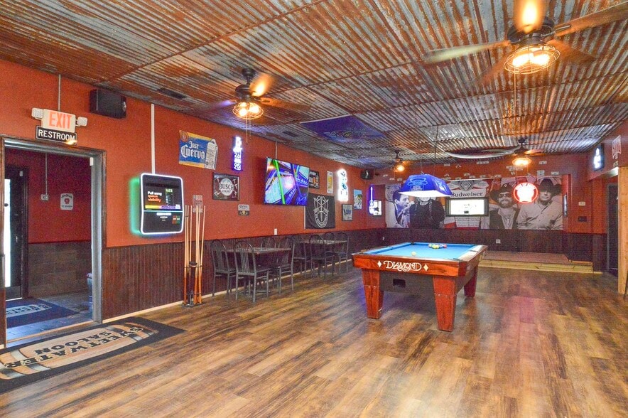 402 W Deck St, New Douglas, IL for sale - Building Photo - Image 3 of 23