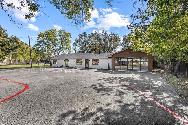 More details for 717 E Liberty St, Pilot Point, TX - Office/Retail for Lease
