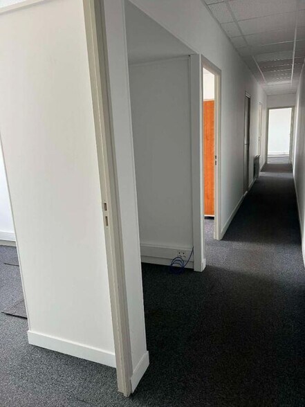 Office in Verneuil-en-Halatte for lease - Building Photo - Image 2 of 9