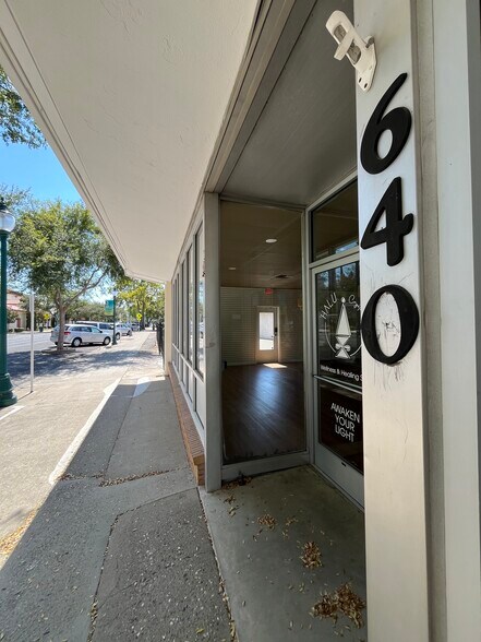 640 Vernon St, Roseville, CA à louer - Photo du bâtiment - Image 3 de 12
