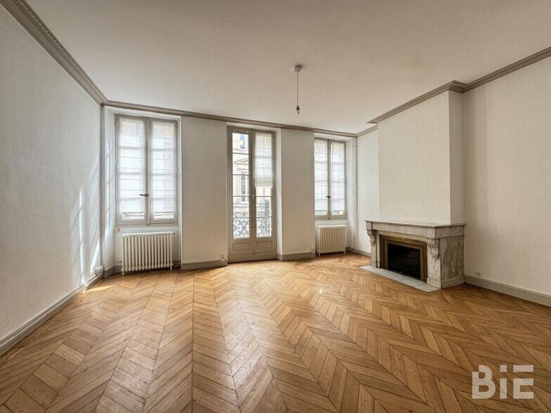 Office in Bordeaux for lease - Interior Photo - Image 3 of 9