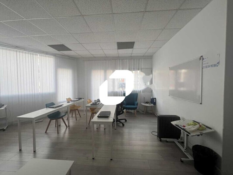 Bureau dans Saint-Denis à louer - Photo du bâtiment - Image 2 de 24