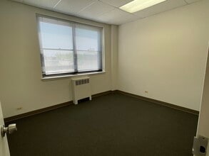 110 E Schiller St, Elmhurst, IL for lease Interior Photo- Image 2 of 3