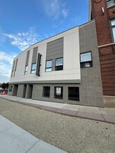 327 E Wilson St, Madison, WI à louer Photo du bâtiment- Image 2 de 6