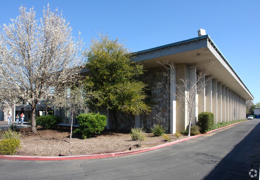 7275 E Southgate Dr, Sacramento, CA à louer - Photo du bâtiment - Image 2 de 11
