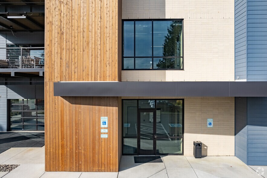 2900 NW Clearwater Dr, Bend, OR à louer - Photo du bâtiment - Image 3 de 5