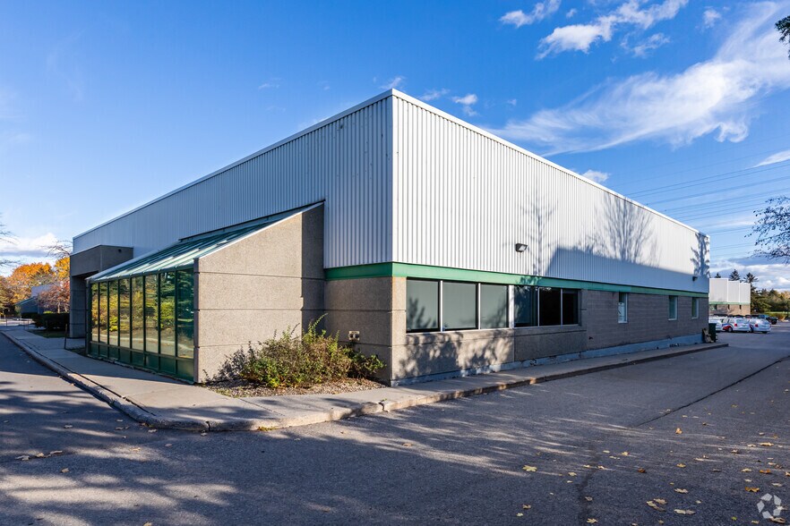 2405 St Laurent Blvd, Ottawa, ON à louer - Photo du bâtiment - Image 3 de 6