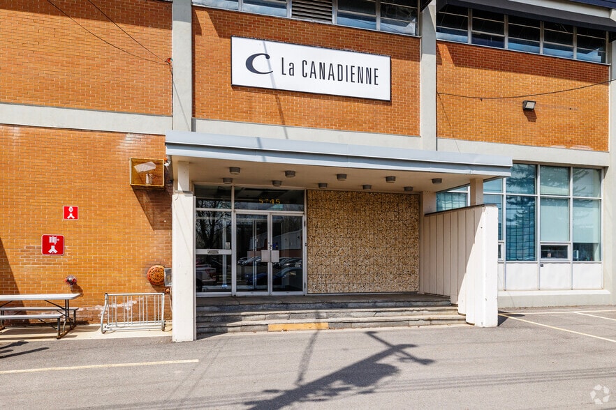5745 Rue Paré, Mt Royal, QC à louer - Photo du bâtiment - Image 3 de 4