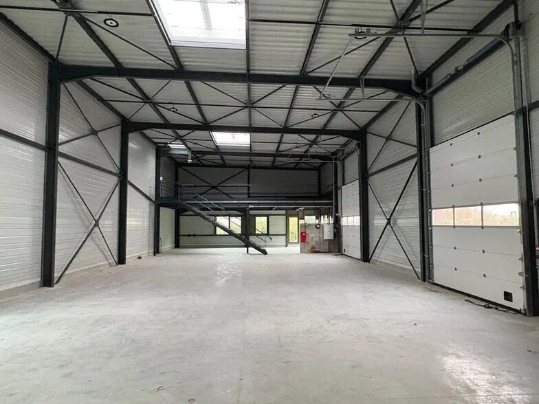 Flex in Jons for lease - Interior Photo - Image 3 of 8