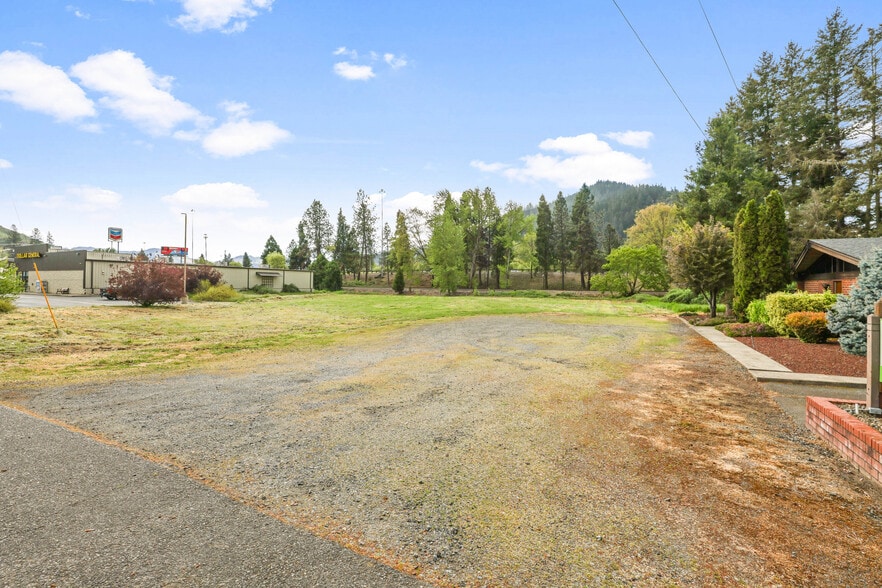202 W Main St, Rogue River, OR à vendre - Photo du bâtiment - Image 3 de 7