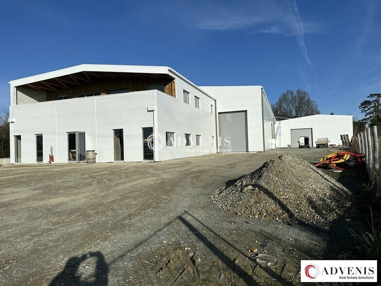 Industrial in Bassens for lease - Building Photo - Image 1 of 9
